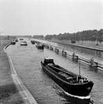 854297 Afbeelding van enkele binnenvaartschepen voor de Prinses Beatrixsluis in het Lekkanaal bij Vreeswijk.N.B. ...